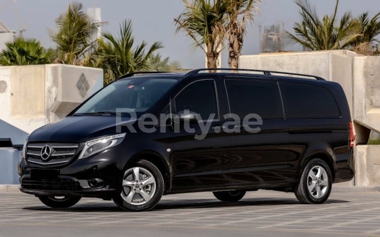 Noir Mercedes VITO en location à Dubai