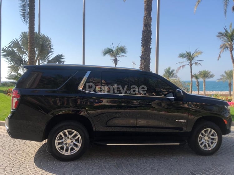 Negro New Chevrolet Tahoe en alquiler en Dubai 0