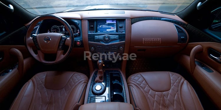 أسود Nissan Patrol Blackhowk للإيجار في أبو ظبي 7