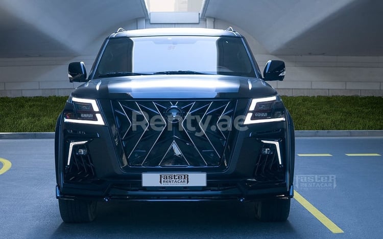 Schwarz Nissan Patrol Blackhowk zur Miete in Abu-Dhabi