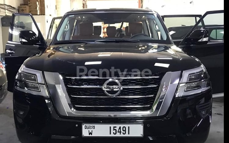 أسود Nissan Patrol  V6 Titanium للإيجار في دبي