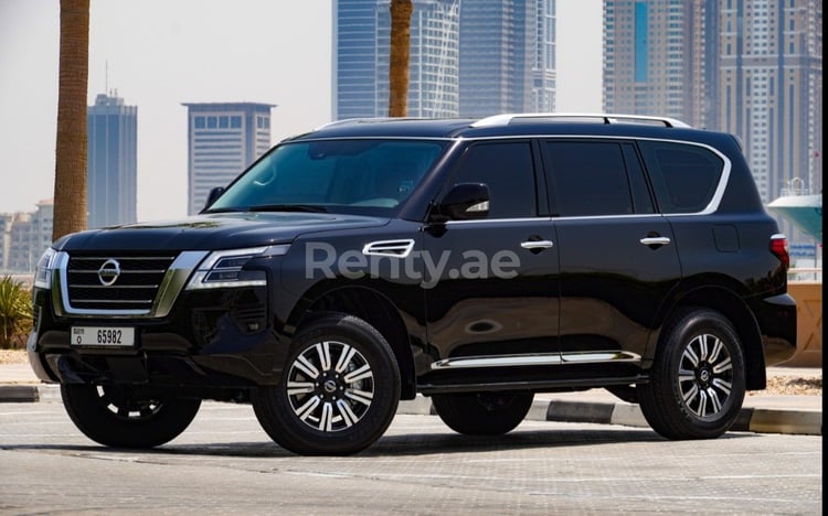 Noir Nissan Patrol  V6 Titanium en location à Dubai