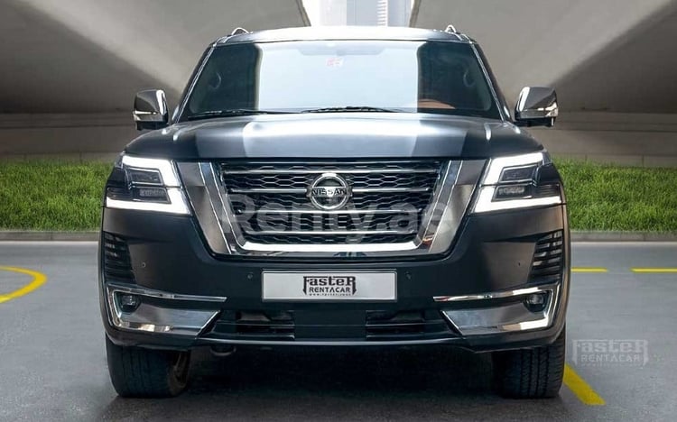 أسود Nissan Patrol للإيجار في أبو ظبي