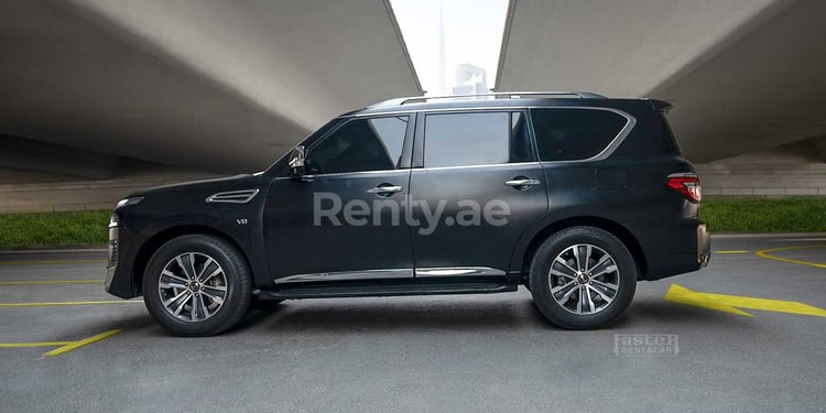 أسود Nissan Patrol للإيجار في دبي 3