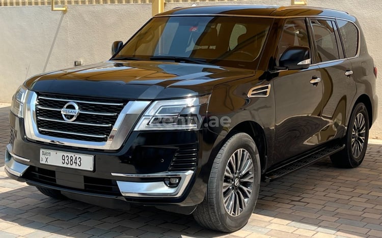 أسود Nissan Patrol V8 four wheel drive للإيجار في أبو ظبي