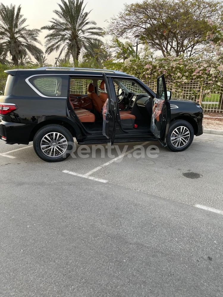 أسود Nissan Patrol Platinium للإيجار في دبي 1