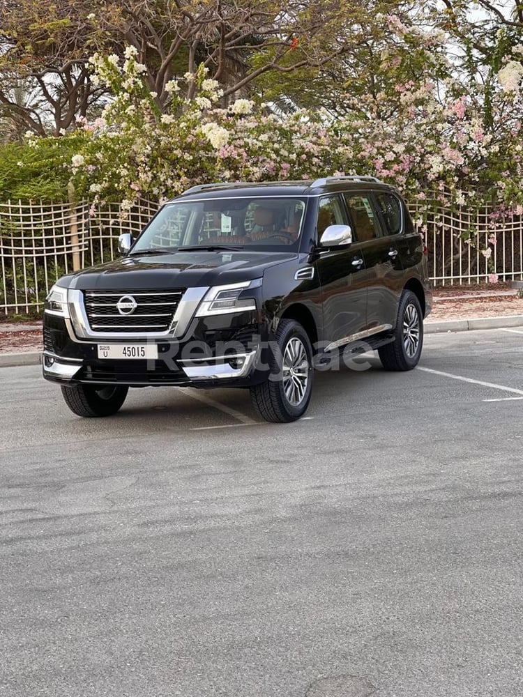 Nero Nissan Patrol Platinium in affitto a Abu-Dhabi 5