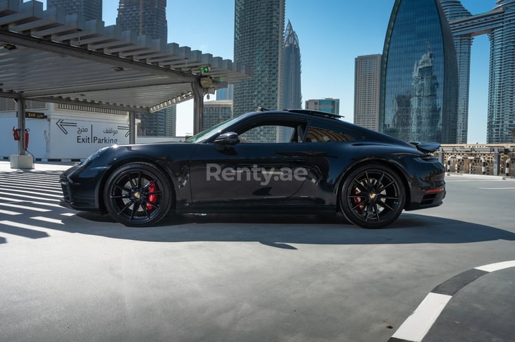 Negro Porsche 911 Carrera S en alquiler en Abu-Dhabi 0