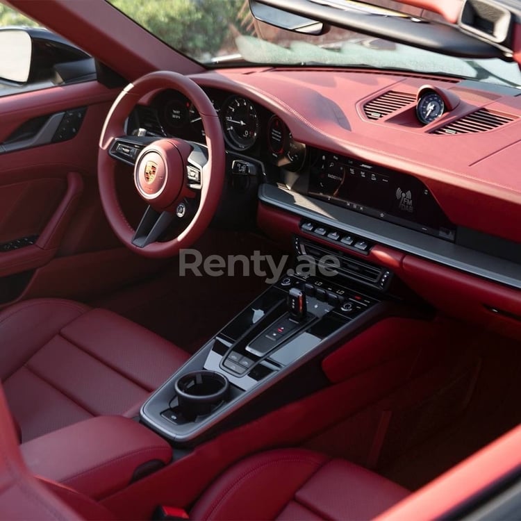 Schwarz Porsche 911 Carrera 4s cabrio zur Miete in Abu-Dhabi 1