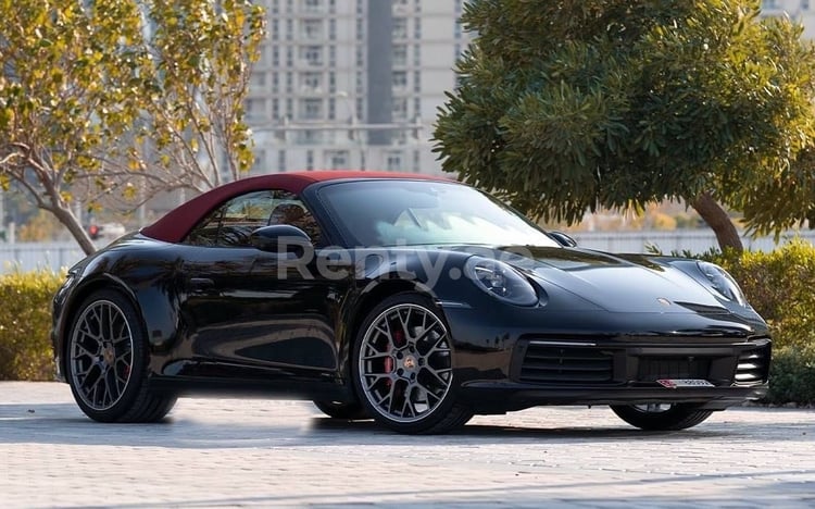 Nero Porsche 911 Carrera 4s cabrio in affitto a Abu-Dhabi