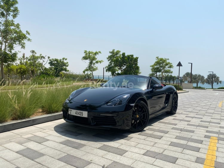 أسود Porsche Boxster 718 للإيجار في أبو ظبي 0