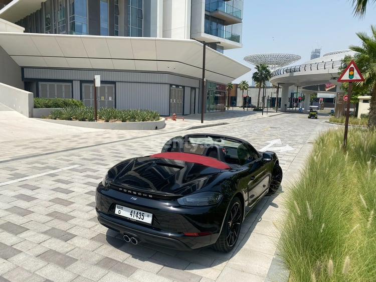 Noir Porsche Boxster 718 en location à Dubai 2