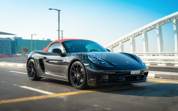 在阿布扎比租赁黑色 Porsche Boxster GTS