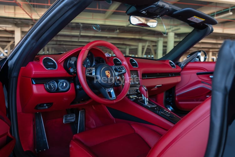 Nero Porsche Boxster GTS in affitto a Abu-Dhabi 3