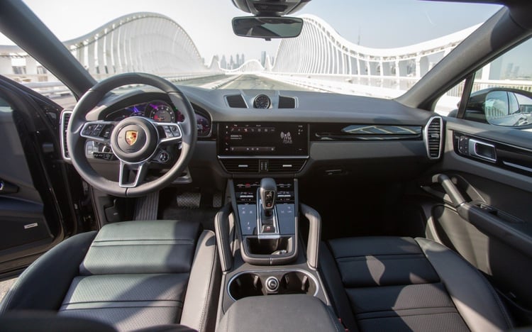 Nero Porsche Cayenne coupe in affitto a Sharjah 3