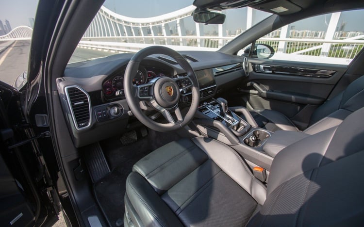 Schwarz Porsche Cayenne coupe zur Miete in Abu-Dhabi 4