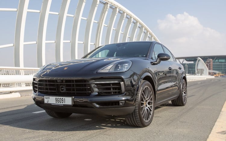 أسود Porsche Cayenne coupe للإيجار في أبو ظبي