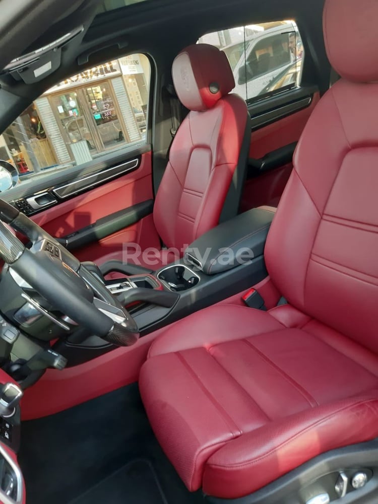 أسود Porsche Cayenne S للإيجار في أبو ظبي 2