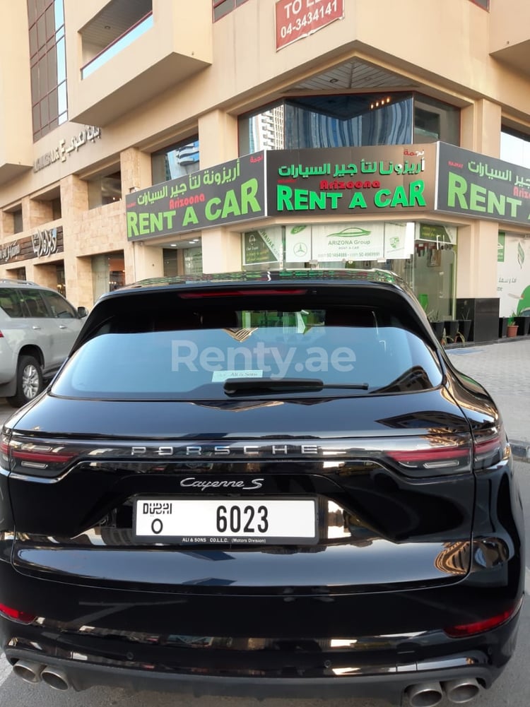 Schwarz Porsche Cayenne S zur Miete in Abu-Dhabi 4