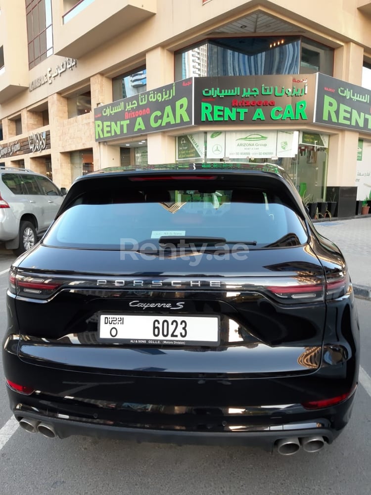 Noir Porsche Cayenne S en location à Abu-Dhabi 6