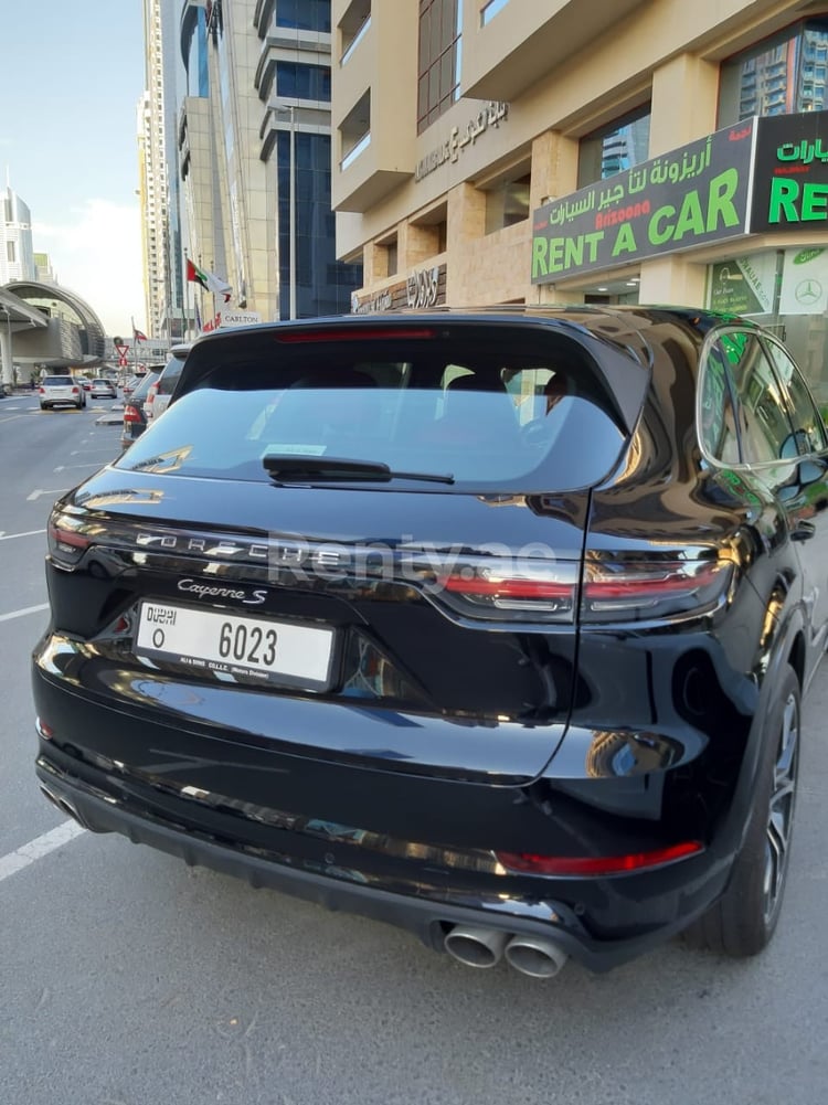 Schwarz Porsche Cayenne S zur Miete in Abu-Dhabi 7