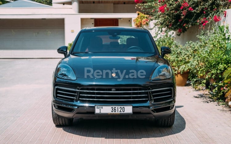 Schwarz Porsche Cayenne zur Miete in Abu-Dhabi