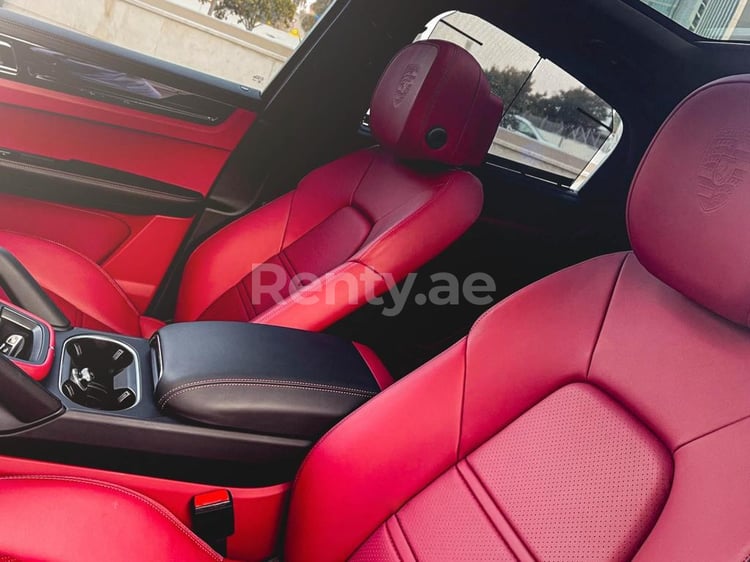 أسود Porsche Cayenne للإيجار في دبي 6