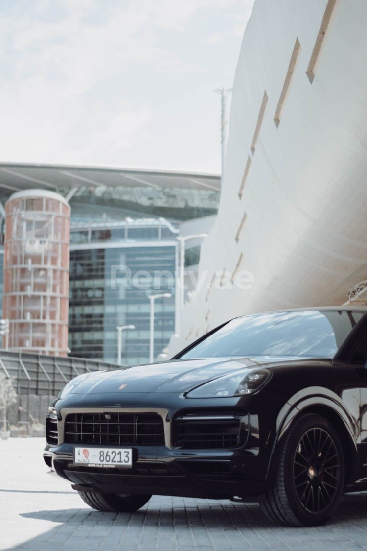 Noir Porsche Cayenne en location à Abu-Dhabi 2