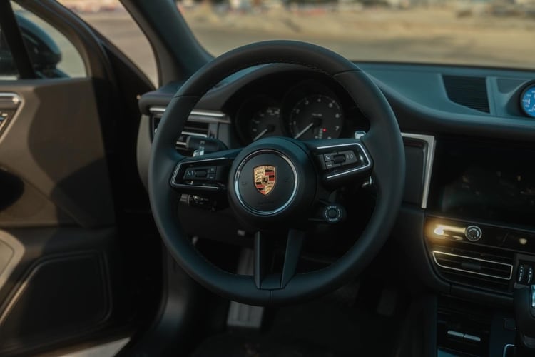 أسود Porsche Macan Platinum للإيجار في أبو ظبي 2