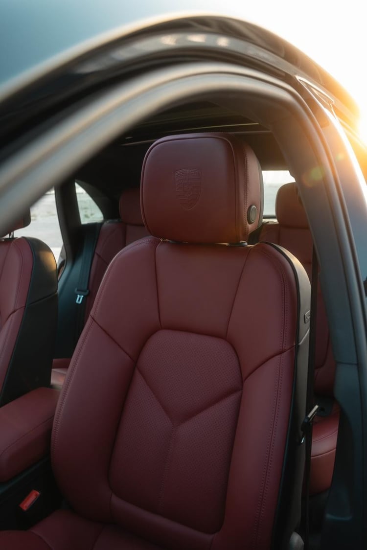 Schwarz Porsche Macan Platinum zur Miete in Sharjah 3