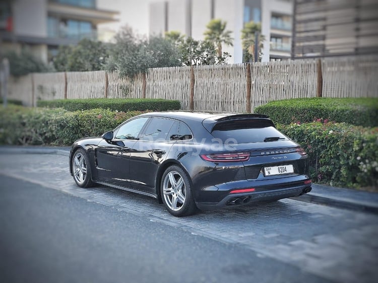 Noir Porsche Panamera 4S en location à Sharjah 1