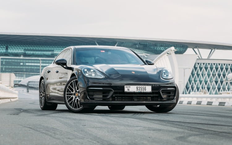 Negro Porsche Panamera en alquiler en Dubai