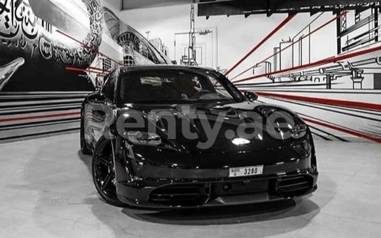 Noir Porsche Taycan Turbo en location à Dubai