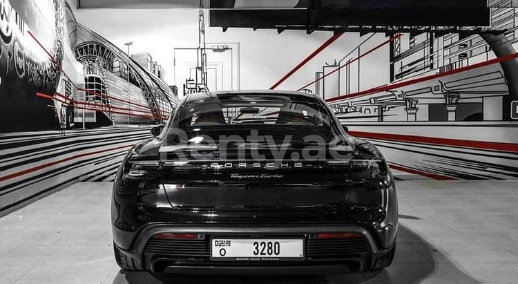 Noir Porsche Taycan Turbo en location à Abu-Dhabi 1