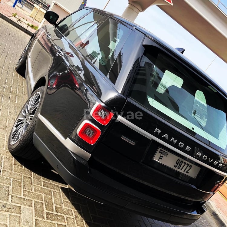 أسود Range Rover Vogue للإيجار في دبي 3