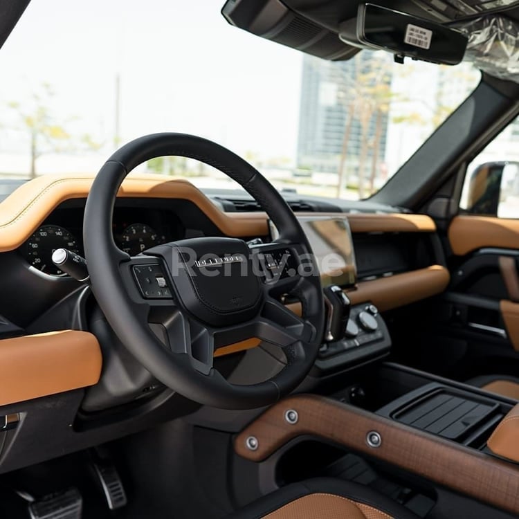 أسود Range Rover Defender للإيجار في دبي 2