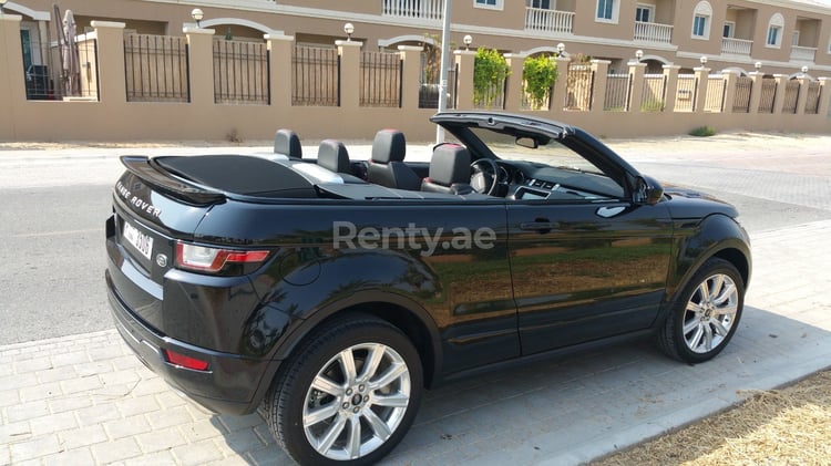 Negro Range Rover Evoque en alquiler en Abu-Dhabi 2