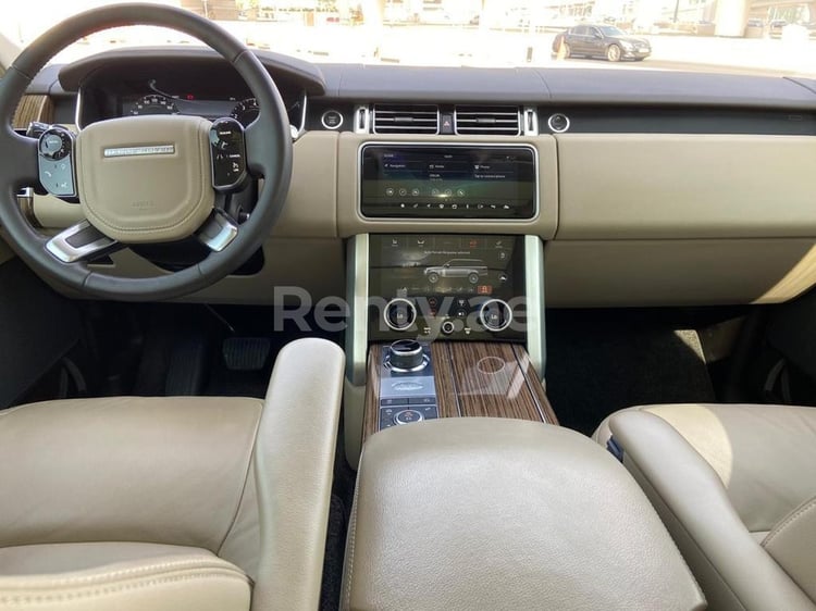 在迪拜租赁黑色 Range Rover Vogue HSE 3