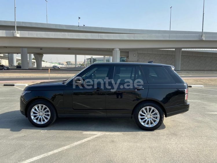 Negro Range Rover Vogue HSE en alquiler en Sharjah 5