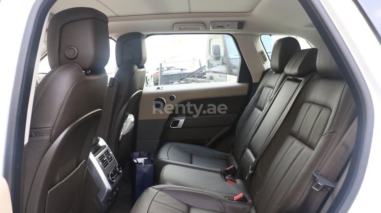 أبيض Range Rover Sport HSE للإيجار في أبو ظبي 1