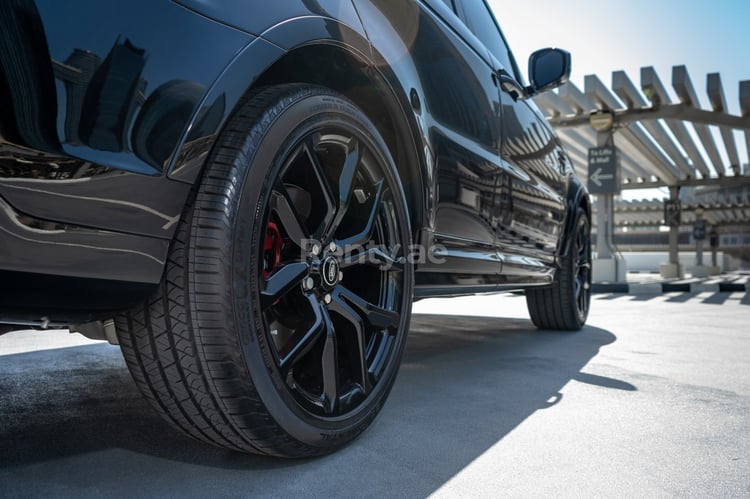 Schwarz Range Rover Sport SVR zur Miete in Abu-Dhabi 1