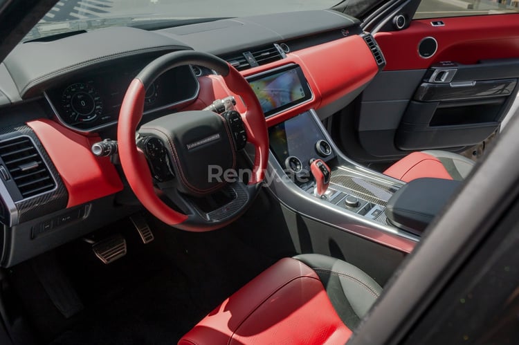 Nero Range Rover Sport SVR in affitto a Dubai 2