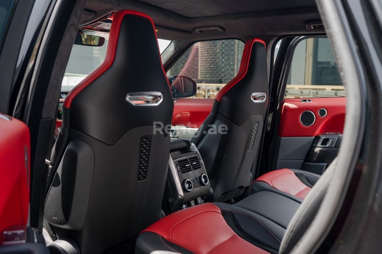 أسود Range Rover Sport SVR للإيجار في دبي 5