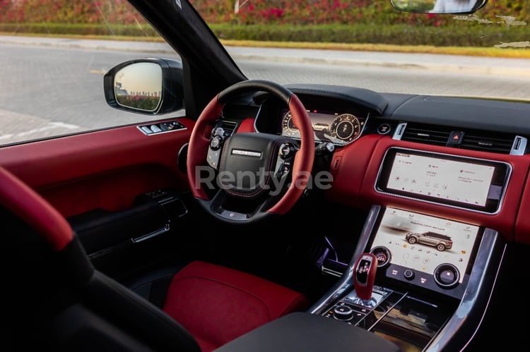 Schwarz Range Rover Sport SVR zur Miete in Sharjah 3