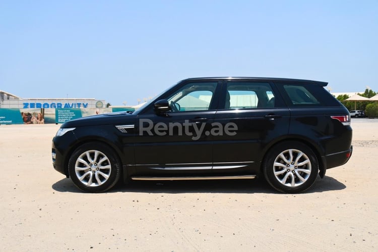 Negro Range Rover Sport en alquiler en Dubai 2