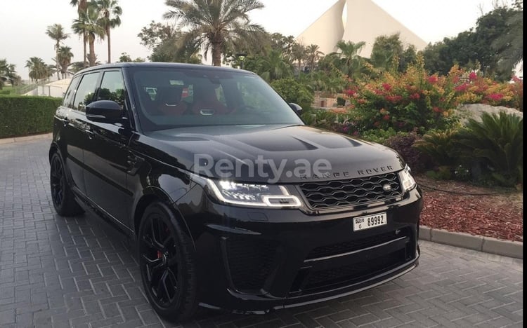 Schwarz Range Rover Sport SVR zur Miete in Dubai