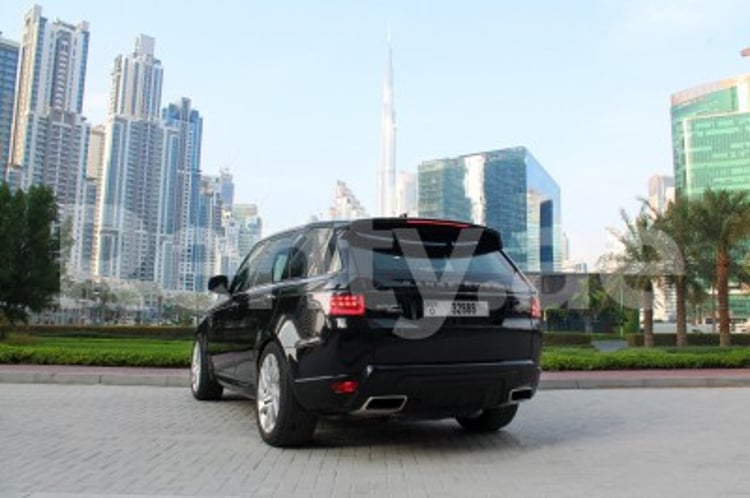 أسود Range Rover Sport للإيجار في الشارقة 3