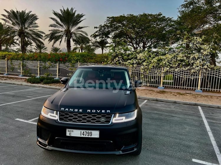 Schwarz Range Rover Sport Dynamic zur Miete in Sharjah 1