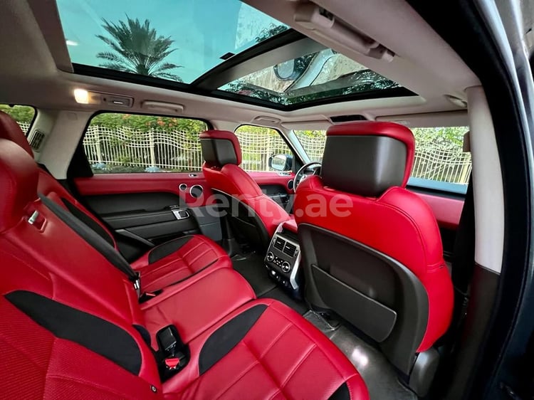 Negro Range Rover Sport Dynamic en alquiler en Dubai 4