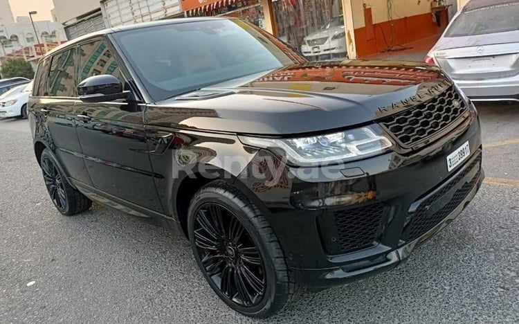 Negro Range Rover Sport en alquiler en Dubai